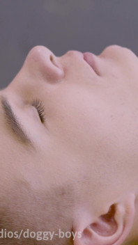 Chlapec bez sedla přináší odbornou masáž