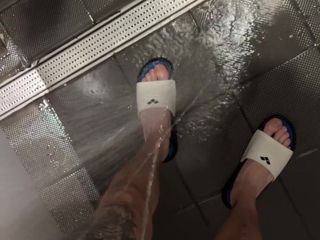 Dirty Dogy: Pissing in doccia in palestra. Un grande cazzo bianco piscia...
