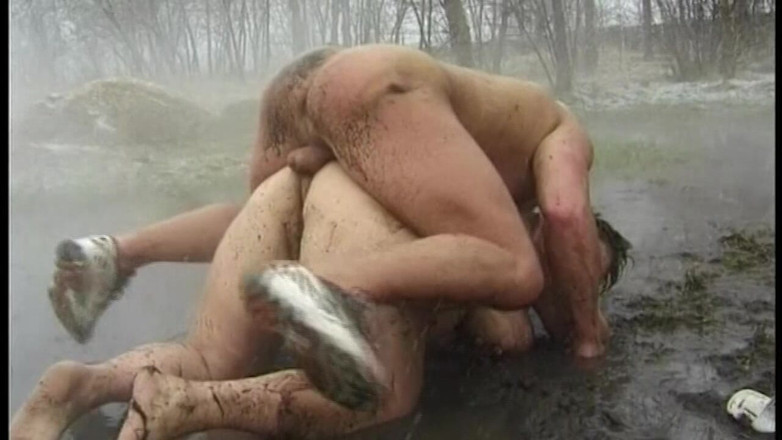 VELVET1984: Gespierde hunks beuken diep in modderige wateren