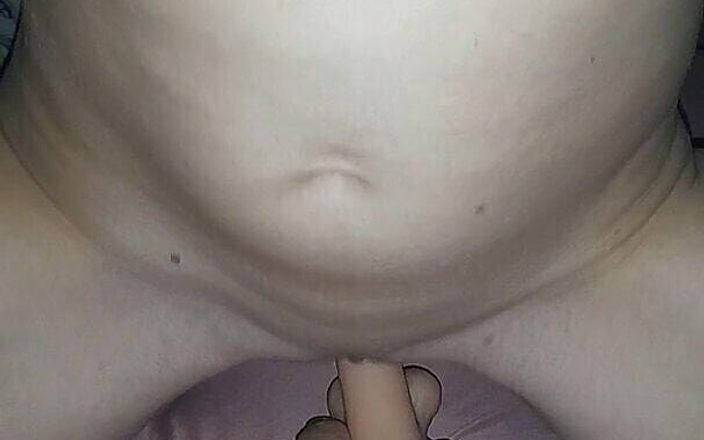 Audrey: Solo-amateurin reitet dildo