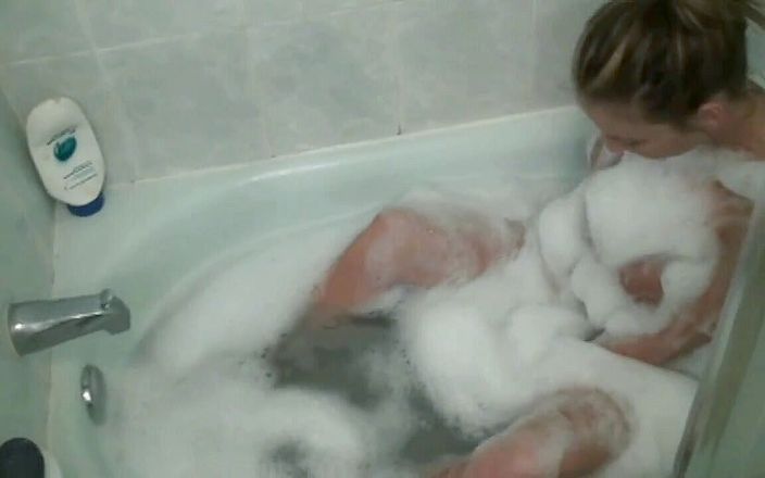 ChickPass Amateurs: Seksowna kąpiel bąbelkowa cycatej mamuśki Leeanny