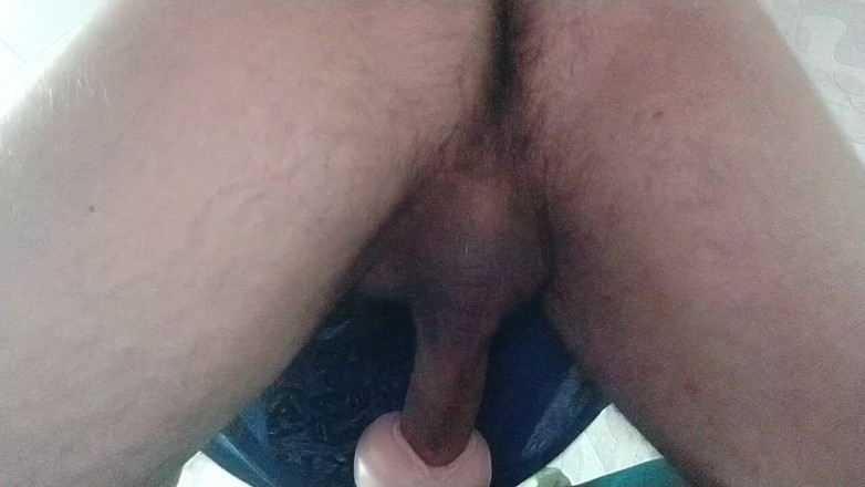 Hot guy solo: Bir eşcinsel yumuşak vajinayı sikiyor, inliyor ve bir oyuncağın içine...