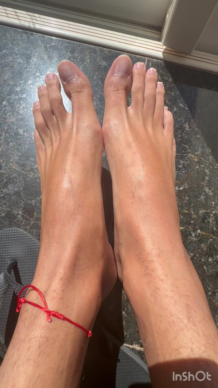 Boy feet: 汗だくの靴下
