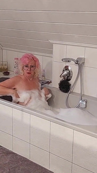 La trans matura accarezza il cazzo palpitante in un climax frizzante nella vasca da bagno