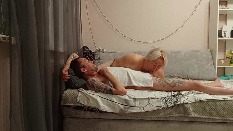 Zona901: La vicina fa un pompino profondo e ingoia sperma