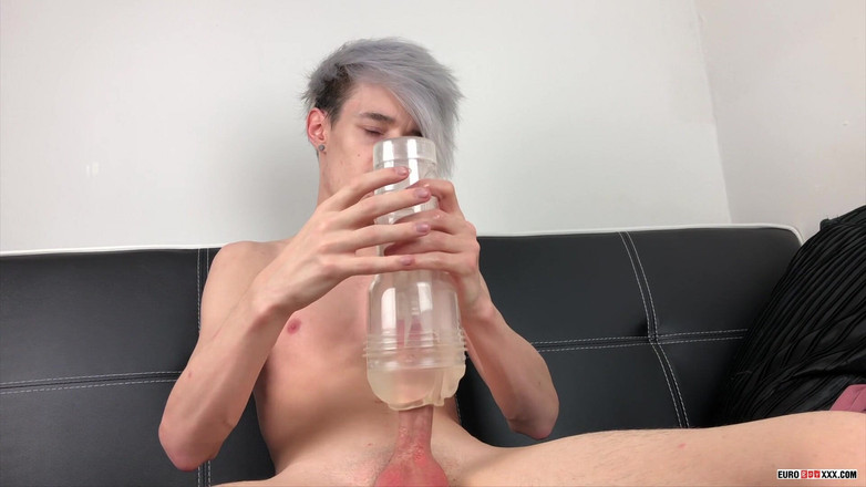 Euro boy xxx: 太いペニスがぴったりしたおもちゃに入っている