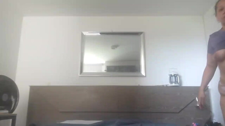 Milfcaliente69: MILF masturbiert ihre große, saftige muschi, während sie allein zu...
