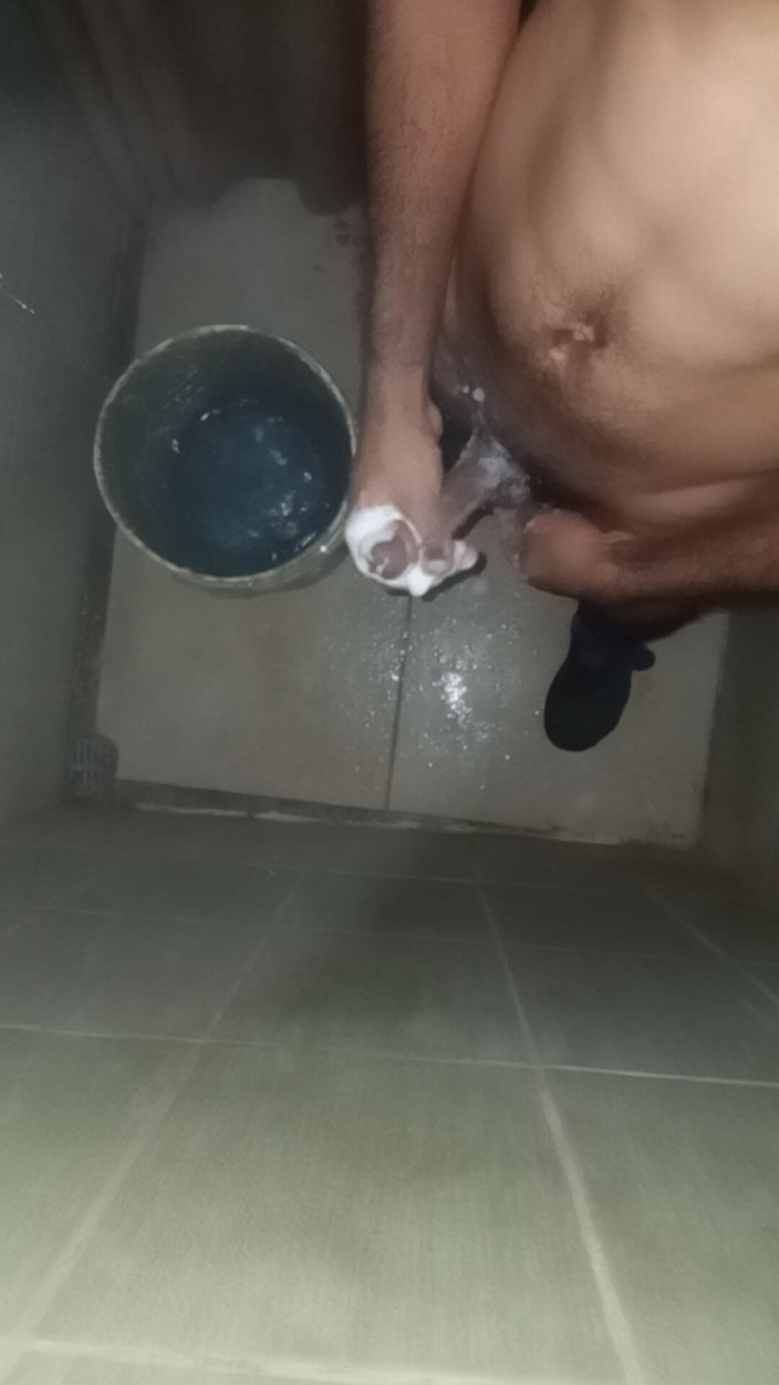 Cute boy jerks off: Un tip zvelt își face dușul ca să se masturbeze