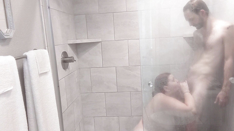 Sin Spice by Sophia Sinclair and Jasper Spice: Hotelová sprcha