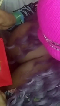 Une femme excitée suce nos deux bites en la traçant l'une après l'autre et demande notre sperme sur sa nourriture.