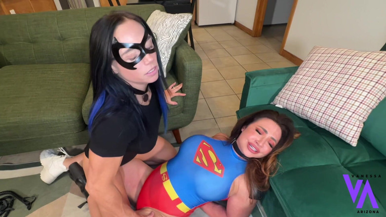 Vanessa Arizona: 尋問中のキャットウーマンはスーパーガールを捕らえ、彼女の筋肉質な大腿四頭筋を使う