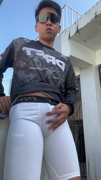 Chico asiático fue en un largo paseo y se masturba al aire libre