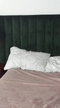 Cewek toket besar lagi asik nyepong kontol