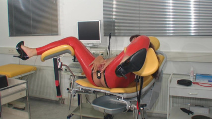 Rubber & Clinic Studio - 1ATOYS: Pompage de chatte en latex