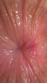 익스트림 클로즈업: 아이폰 스크린에서 키스하려고 하는 십대 엉덩이