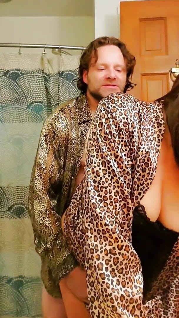 Satin Fetish King: Italská milfka v saténovém tisku s leopardím tiskem kouří a šuká