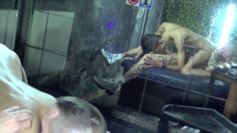 SEX WITH MY BEST FRIEND: Tiwnk Latinh bị một cậu bé gợi cảm đụ với tatoos