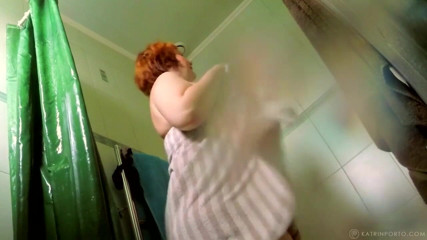 Katrin Porto: Hermosa grandota milf toma un ducha
