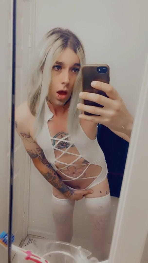 CarmenMelatonin: Cute babe in revealing outfit wants your cock