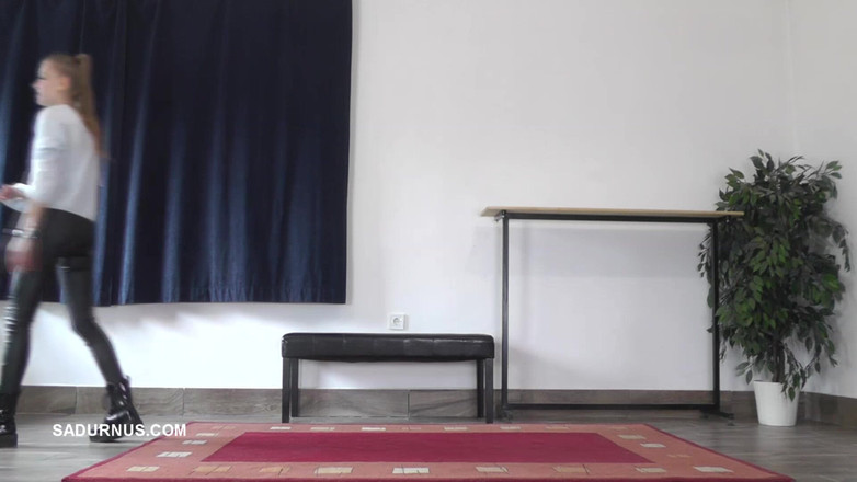 Sadurnus: O escravo está nu, então Bonnie Dolce o castiga