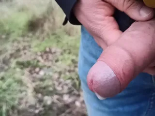 Ada yang bisa liat aku! Muncrat dan kencing di luar ruangan
