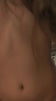 Chůva s vyholenou hlavou leží, aby si užila sexy holku, která na něm jezdí