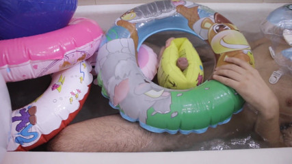 Inflatable Lovers: Koupelna s nafukovacími čluny