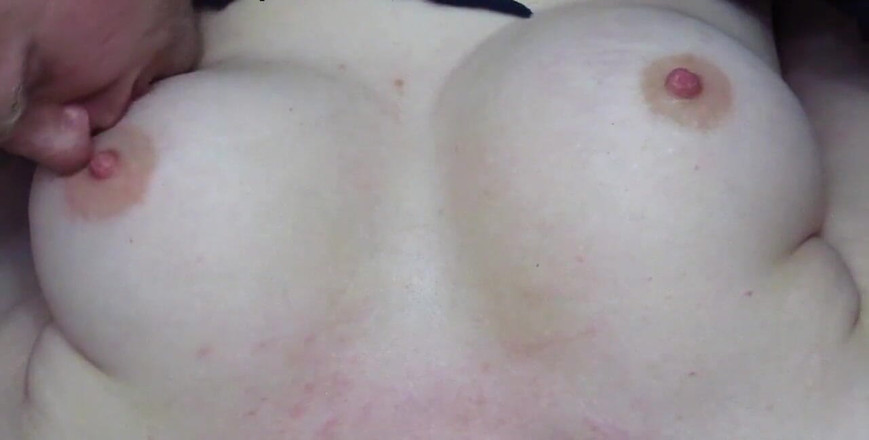 Pussy For Sperm: 丈夫舔他年轻妻子的天然巨乳和乳头