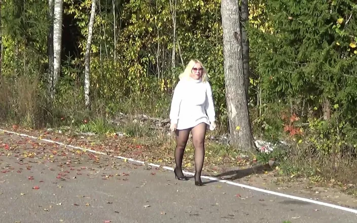 Lady Rose pee pee: Golden Rain 87- Piss in Road
