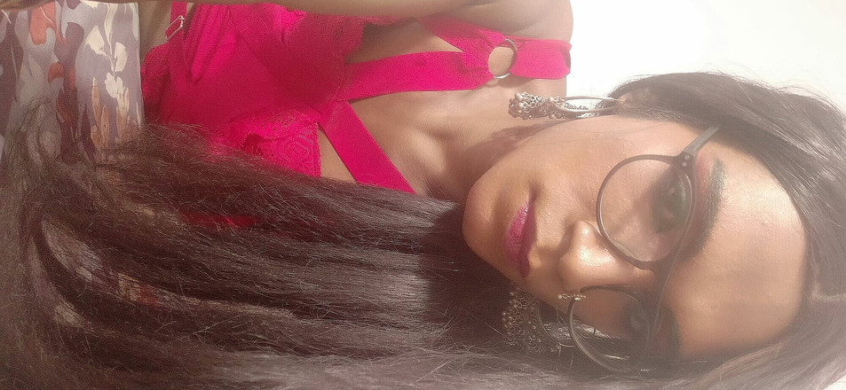 Keerthanakeerthi95: Shemale indiana da sola in calze rosse e mangia il...