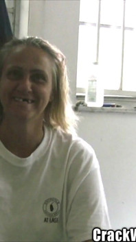 Une mamie du ghetto suce une bite dans Flop House Ghetto Horror Ho !