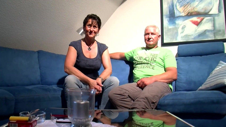 Deutschland Porno X: Dövmeli Latin fahişe, sahte DD göğüsleri 4 canavar penis tarafından sevişti!