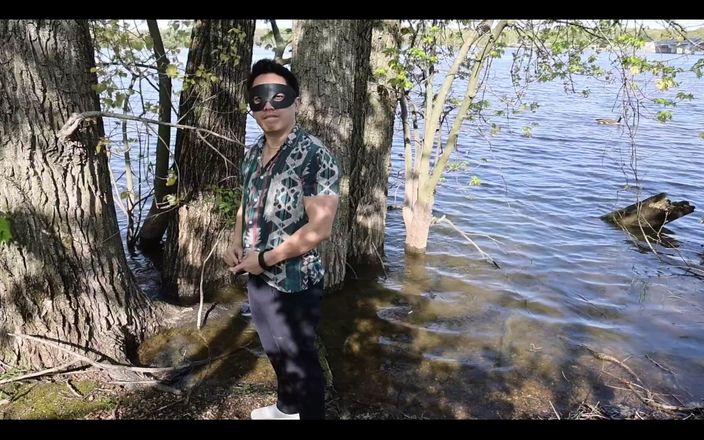 barenakedboy: Distrează-te lângă lac