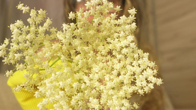 AmayaMori: I'm Allergic to Flowers, so I Sneeze a Lot, but...