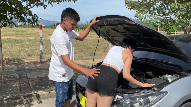 ManuelaAlvarez: Saya menemukan seorang gadis dengan mobilnya terdampar, jadi saya memutuskan...