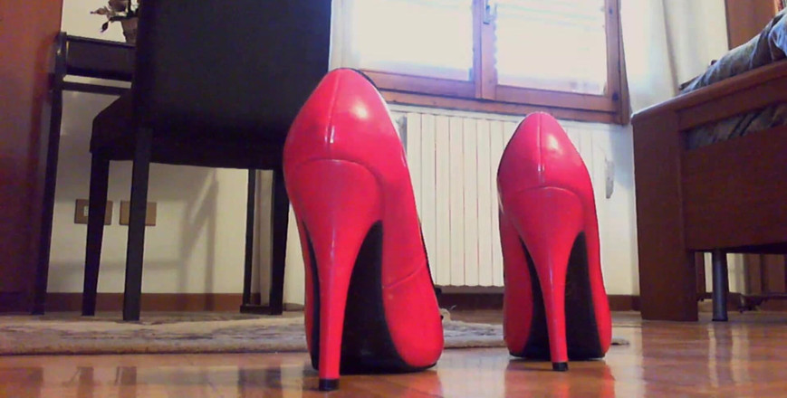 Nicoletta Embassi: 热辣的鞋子高跟鞋恋足癖玩耍，你准备好崇拜我的脚了吗？