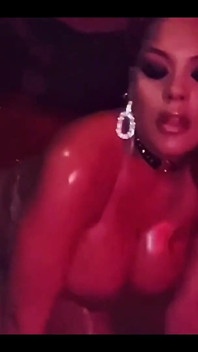 Ms Red X thích được tráng men thoát y trêu chọc