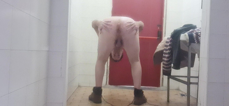 Mirko2589: Nahý na veřejném záchodě