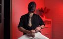 Noel Dero: Красивий чоловік у масці Ноель Деро дивиться дивне порно і дрочить. гучні стогони і оргазм молодого хлопця