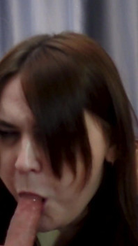 Zralá máma s velkými prsy sá velké dildo