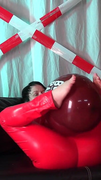 MILF lateks bertelanjang sedang bermain dengan belon