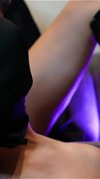 舔她的靴子
