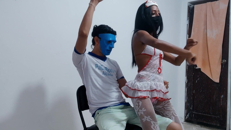 NEGRITA SEXY: Une danseuse dévergondée nouvellement diplômée séduit son demi-frère à la maison