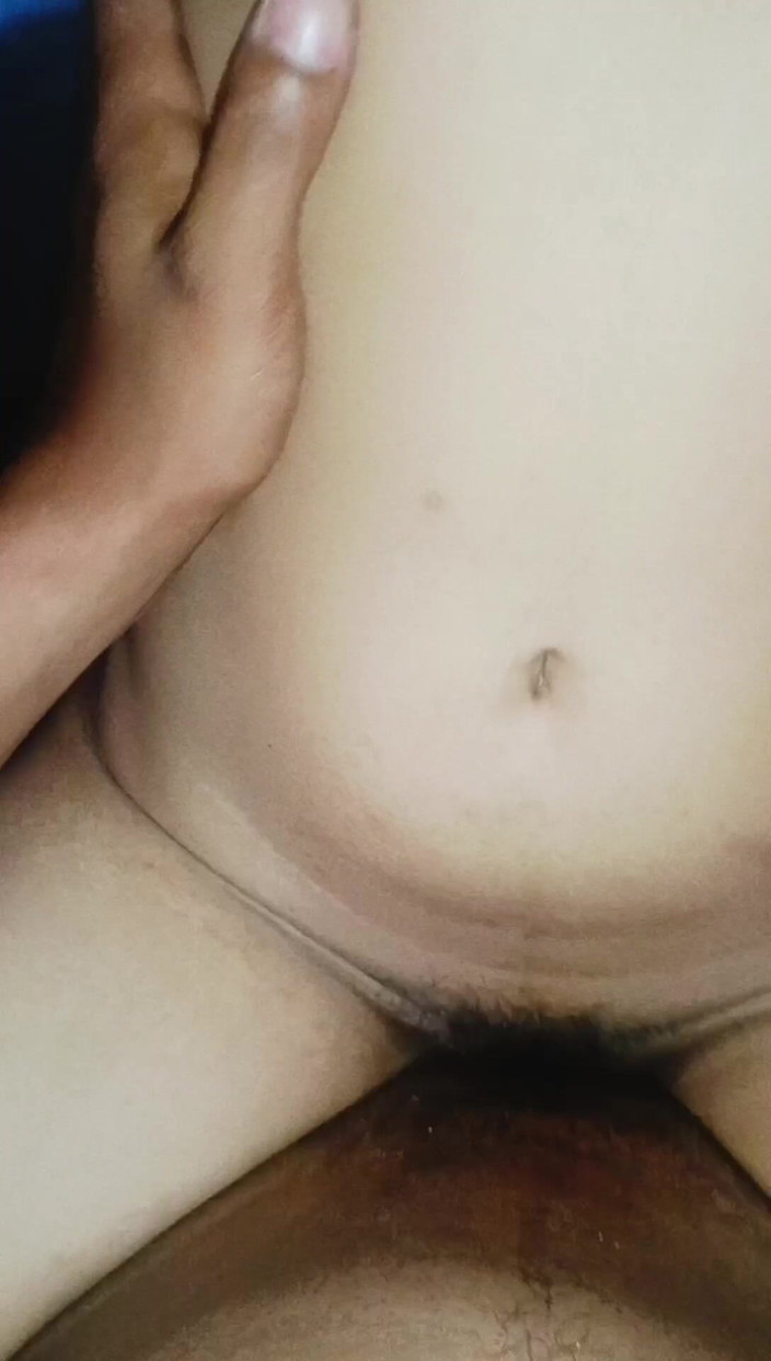 Gangrak: かわいい彼女がカメラの撮影が始まるとすぐに、チンコ中毒のビッチに変わってしまう