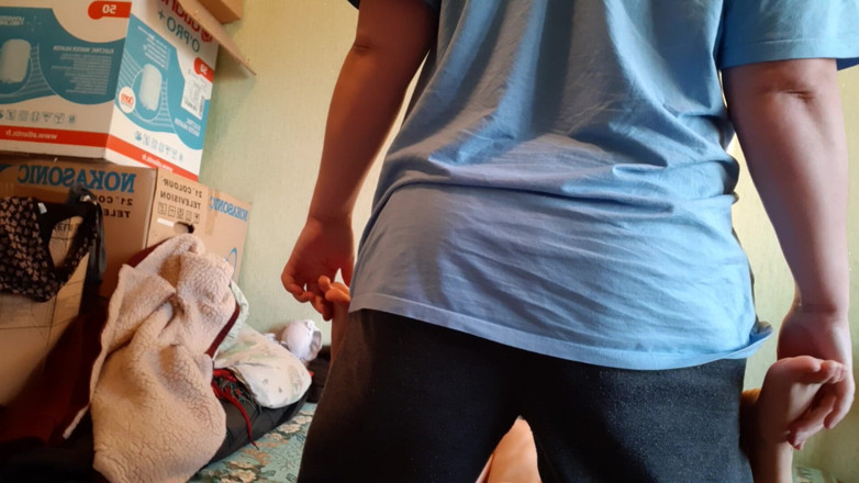 Lesbian-candys: 팬티 밑에 끈을 묶고 여친을 따먹어
