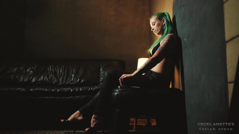 Cruel Anettes fetish world: Bersendirian Selepas Hari Panjang