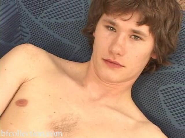 Boyfun: Paul en sofá azul