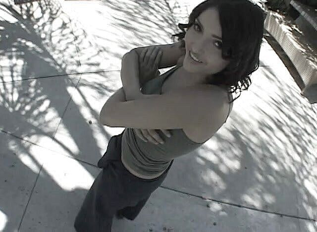 Cryptostudios: Brunetku s obrovskými prsy šuká její soused s obrovským pérem