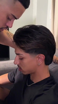 Un grande cazzo scopa il twink tatuato e lo prende analmente senza preservativo! Ben dotato