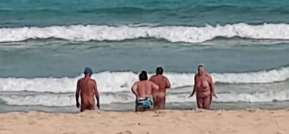 Uk Joolz: Nude in mare con le ragazze!